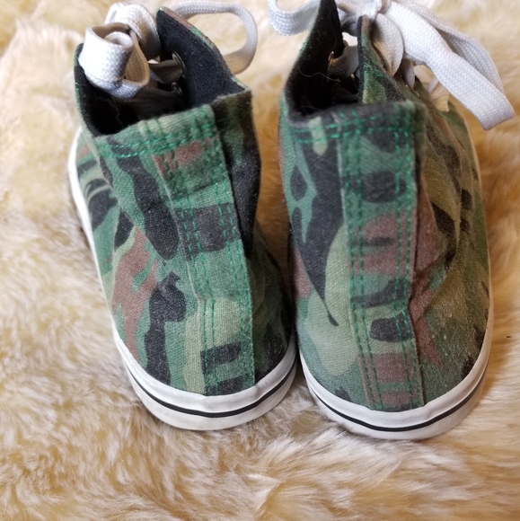 Camo Hi-Top Sneakers SZ 4 boy's - Picture 4 of 5